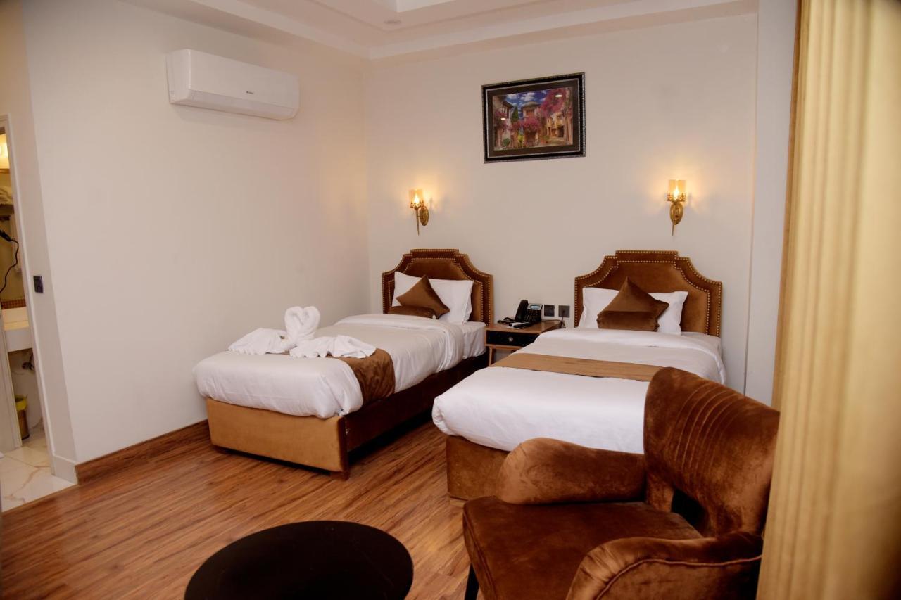 The Rich Hotel & Apartments ลาฮอร์ ภายนอก รูปภาพ