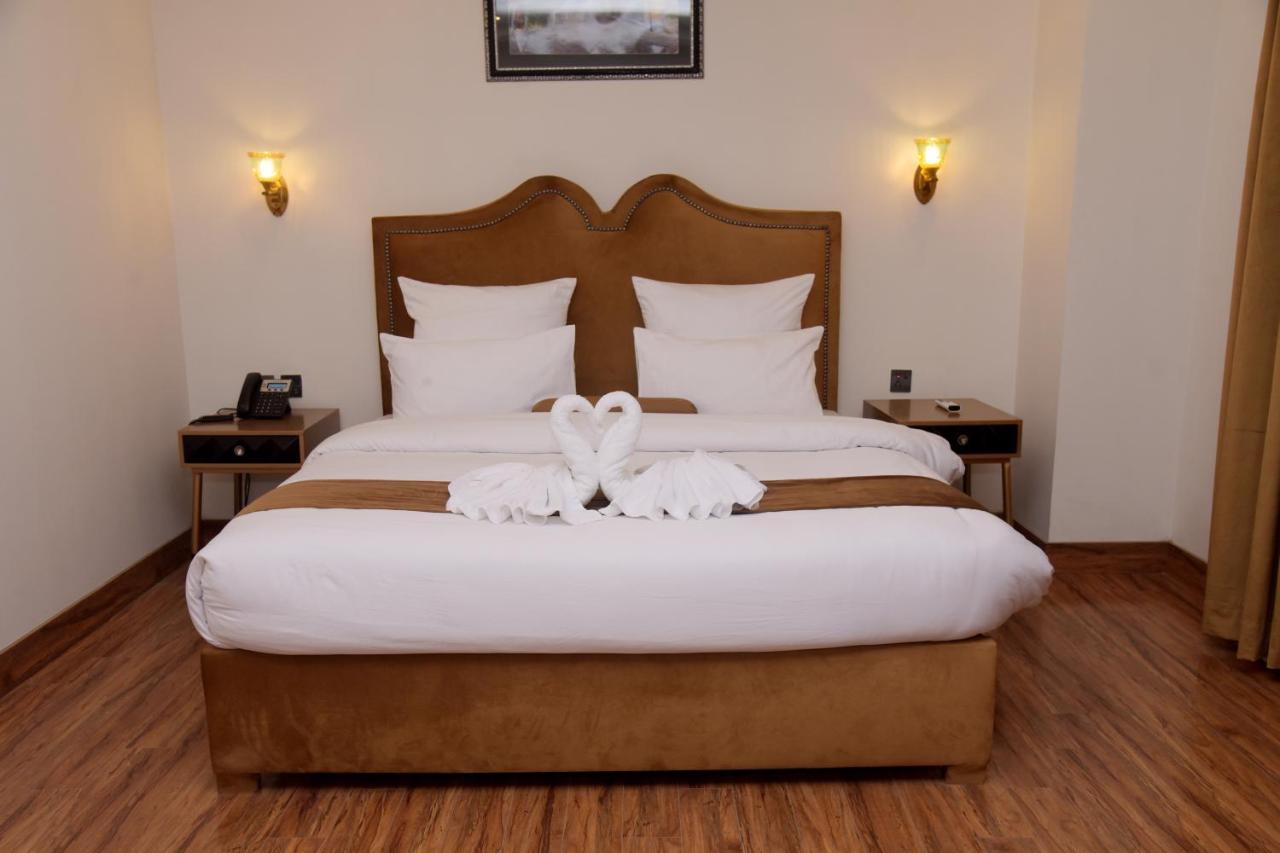 The Rich Hotel & Apartments ลาฮอร์ ภายนอก รูปภาพ