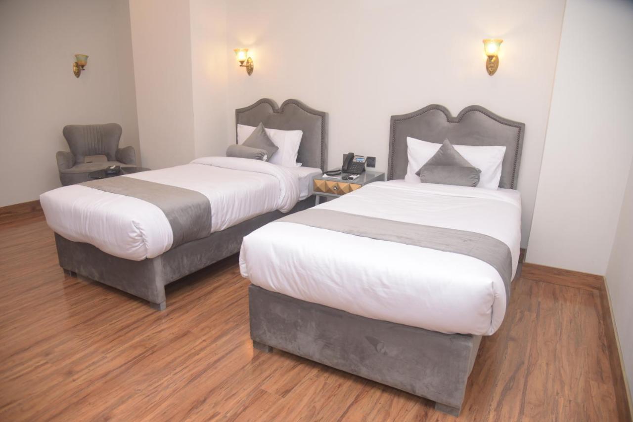 The Rich Hotel & Apartments ลาฮอร์ ภายนอก รูปภาพ