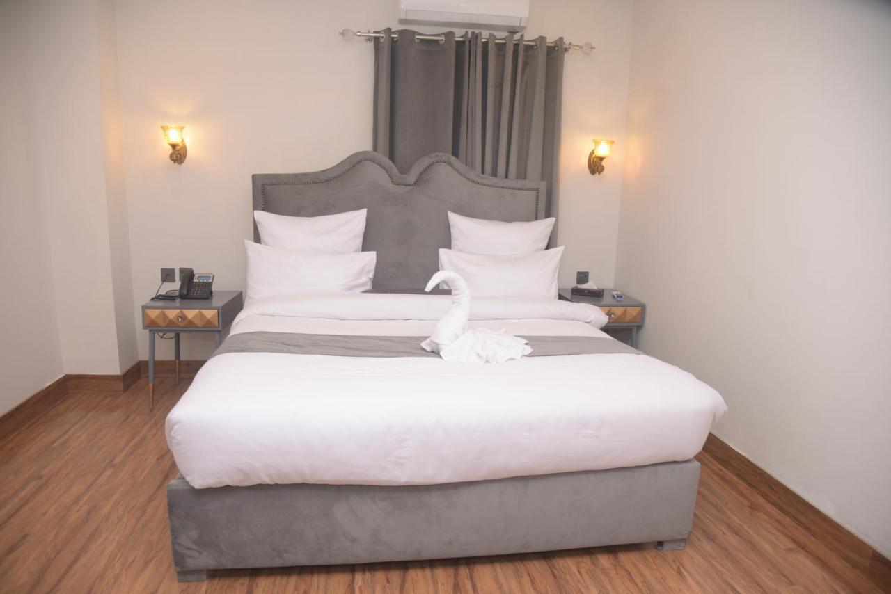 The Rich Hotel & Apartments ลาฮอร์ ภายนอก รูปภาพ