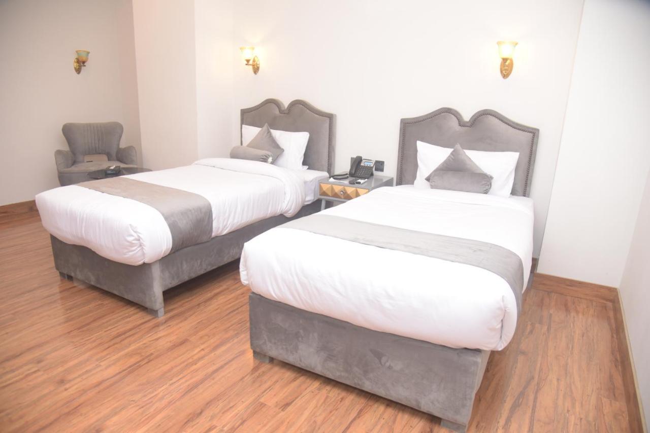 The Rich Hotel & Apartments ลาฮอร์ ภายนอก รูปภาพ