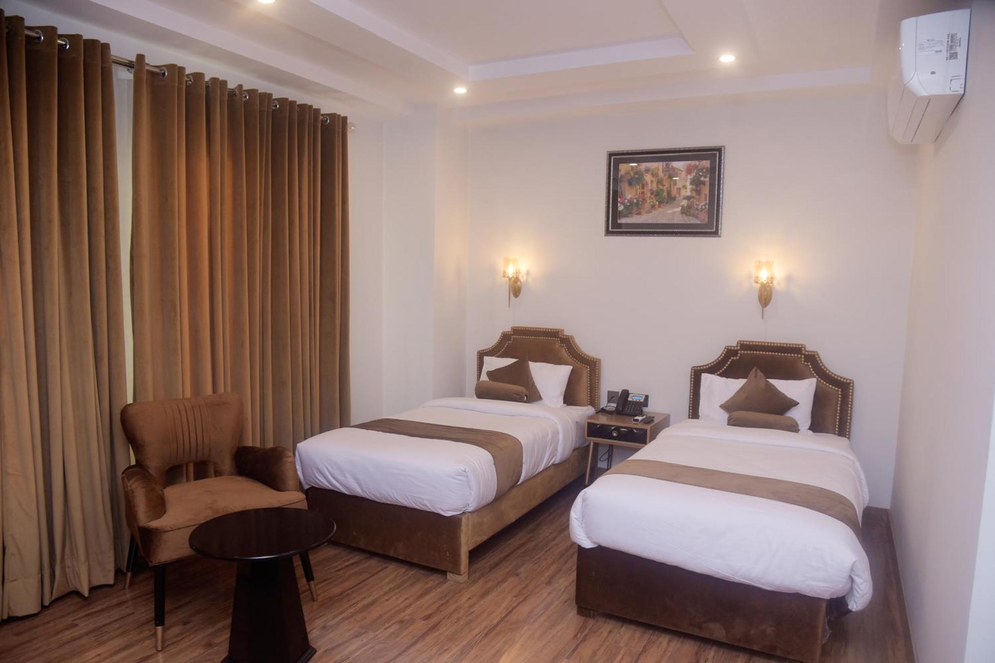 The Rich Hotel & Apartments ลาฮอร์ ภายนอก รูปภาพ
