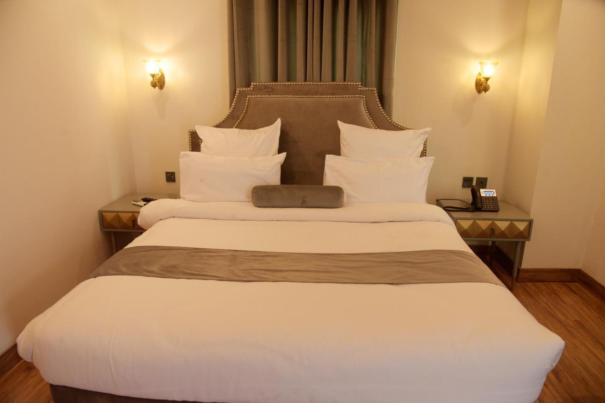 The Rich Hotel & Apartments ลาฮอร์ ภายนอก รูปภาพ