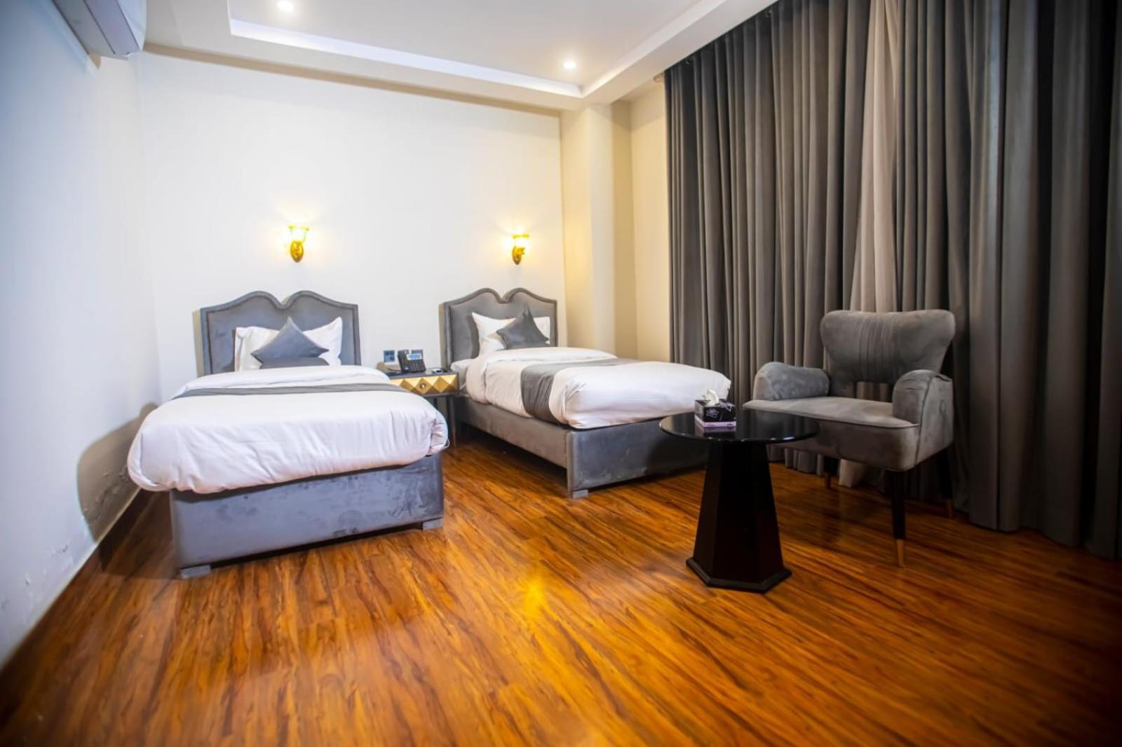 The Rich Hotel & Apartments ลาฮอร์ ภายนอก รูปภาพ