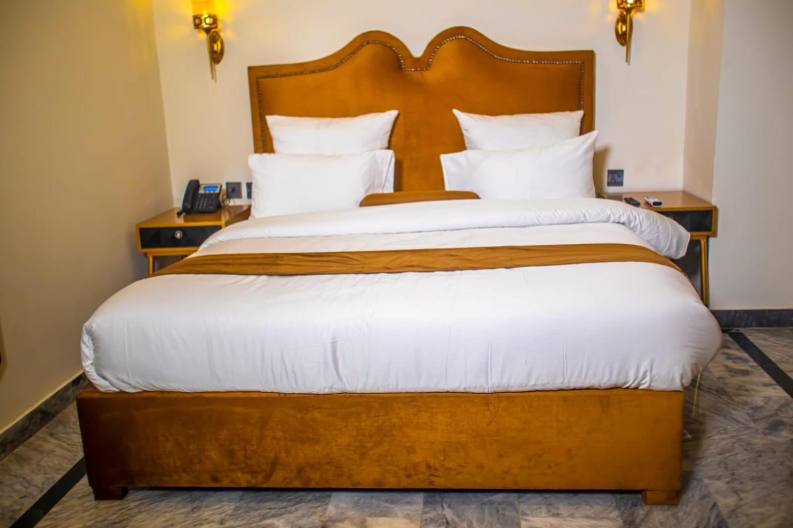 The Rich Hotel & Apartments ลาฮอร์ ภายนอก รูปภาพ