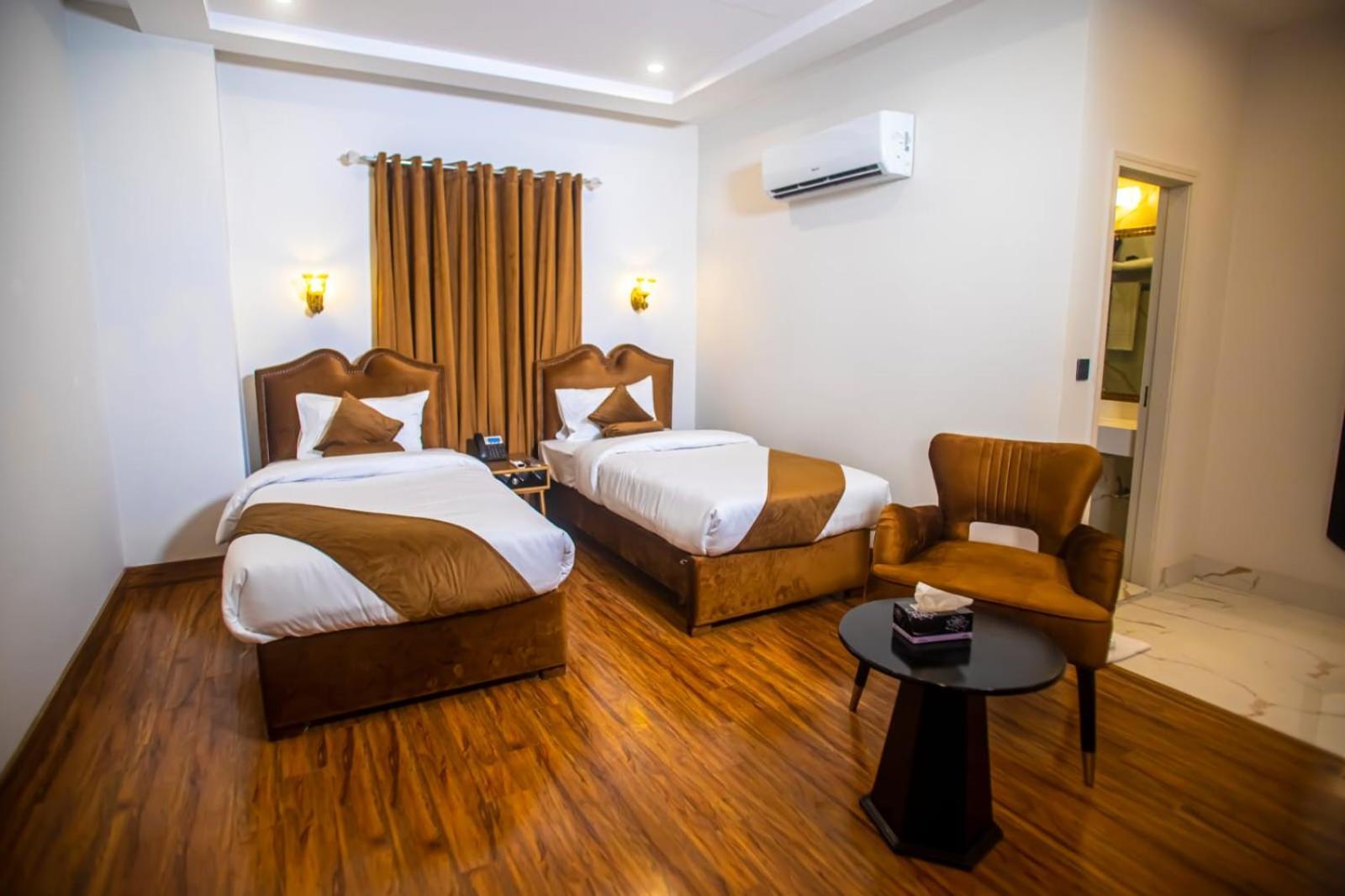 The Rich Hotel & Apartments ลาฮอร์ ภายนอก รูปภาพ