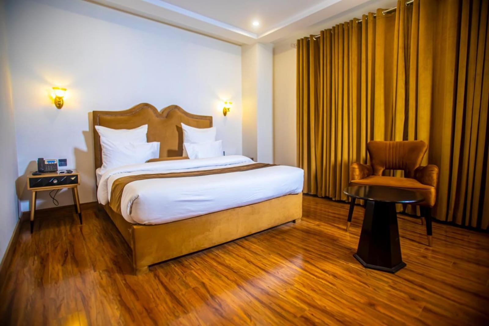 The Rich Hotel & Apartments ลาฮอร์ ภายนอก รูปภาพ