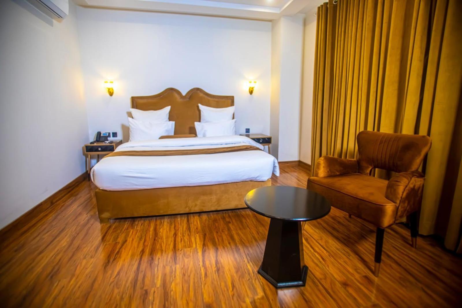 The Rich Hotel & Apartments ลาฮอร์ ภายนอก รูปภาพ