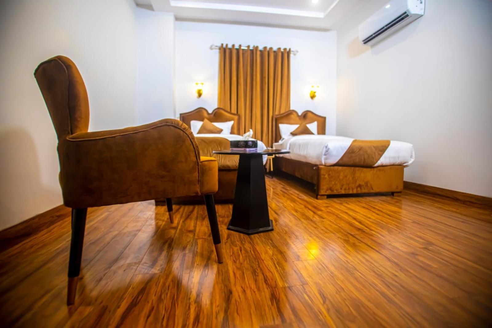The Rich Hotel & Apartments ลาฮอร์ ภายนอก รูปภาพ