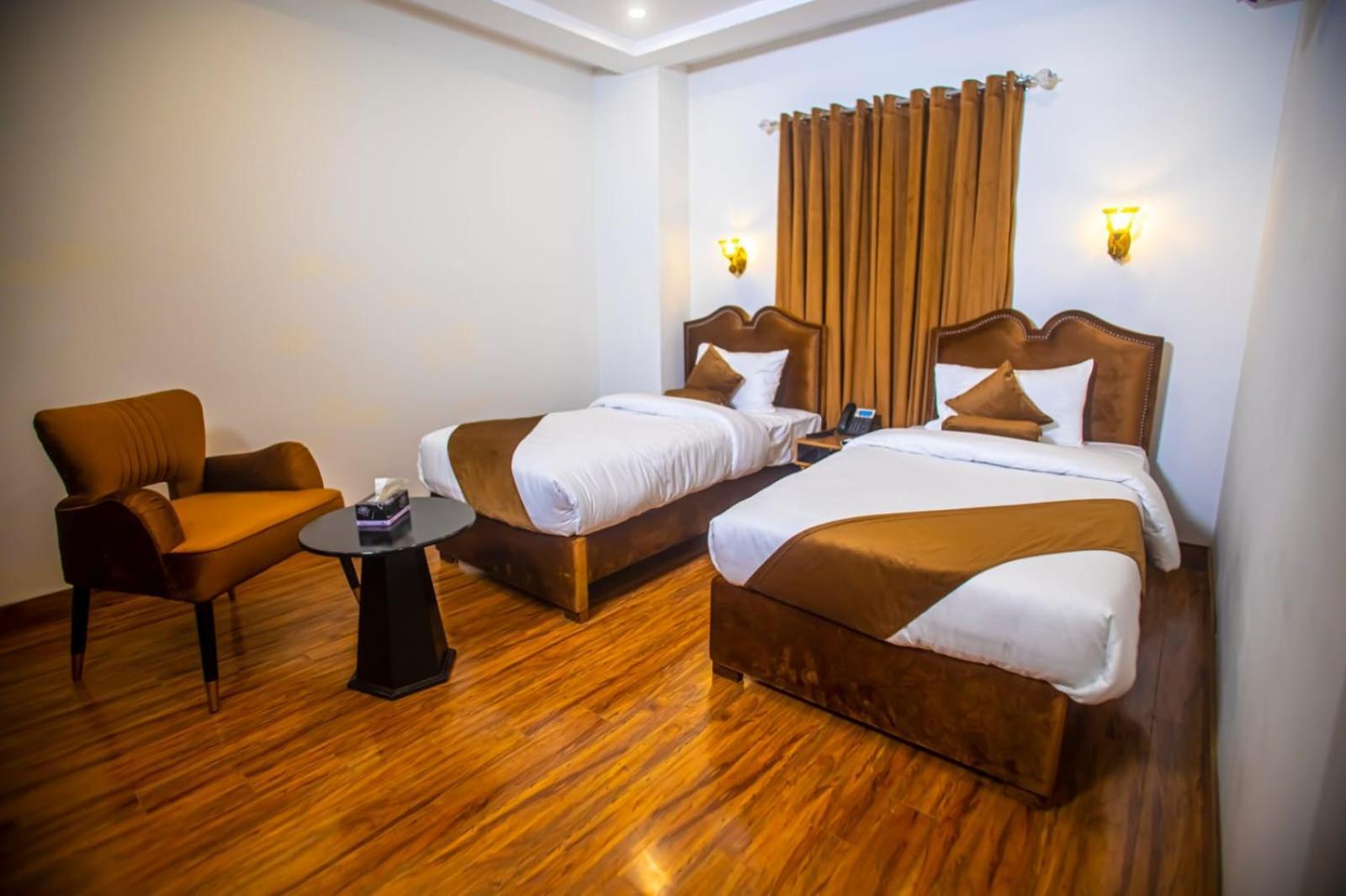 The Rich Hotel & Apartments ลาฮอร์ ภายนอก รูปภาพ