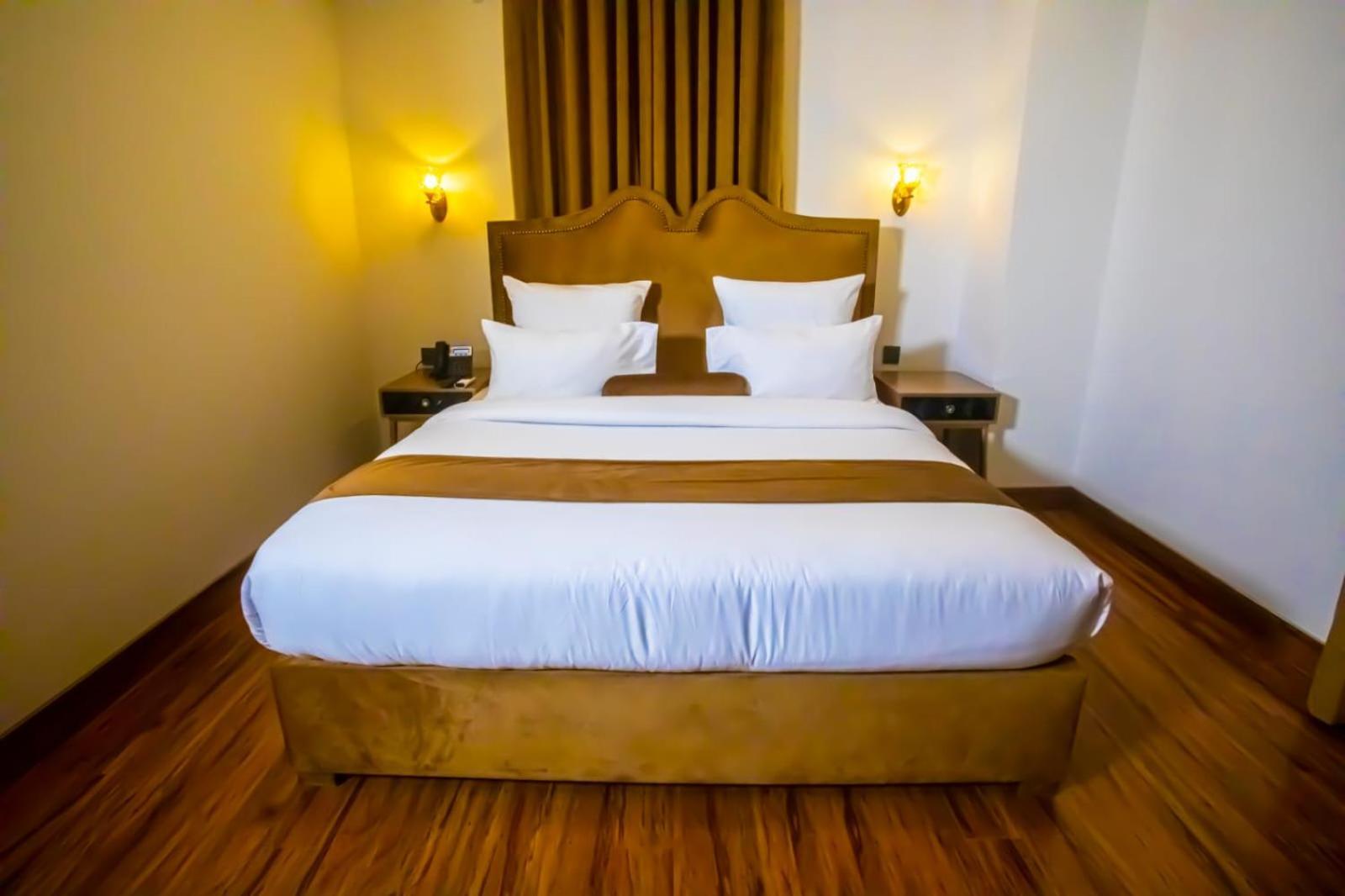 The Rich Hotel & Apartments ลาฮอร์ ภายนอก รูปภาพ