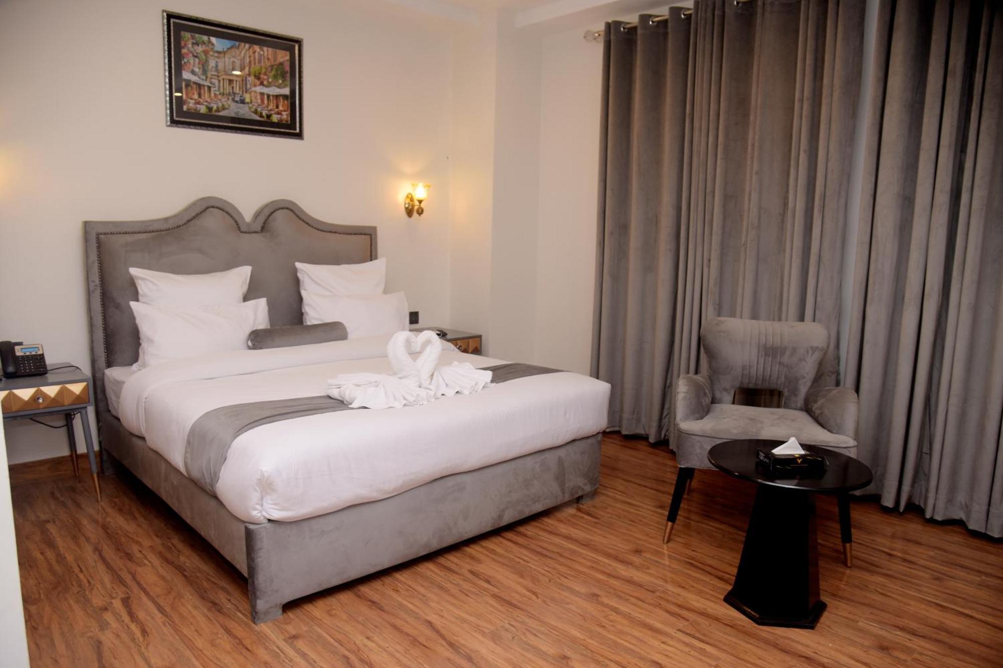 The Rich Hotel & Apartments ลาฮอร์ ภายนอก รูปภาพ